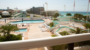 Utendørsbasseng og et oppvarmet basseng