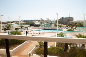 Una piscina al aire libre, una piscina climatizada