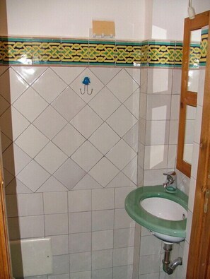 Douche, sèche-cheveux, serviettes fournies, savon