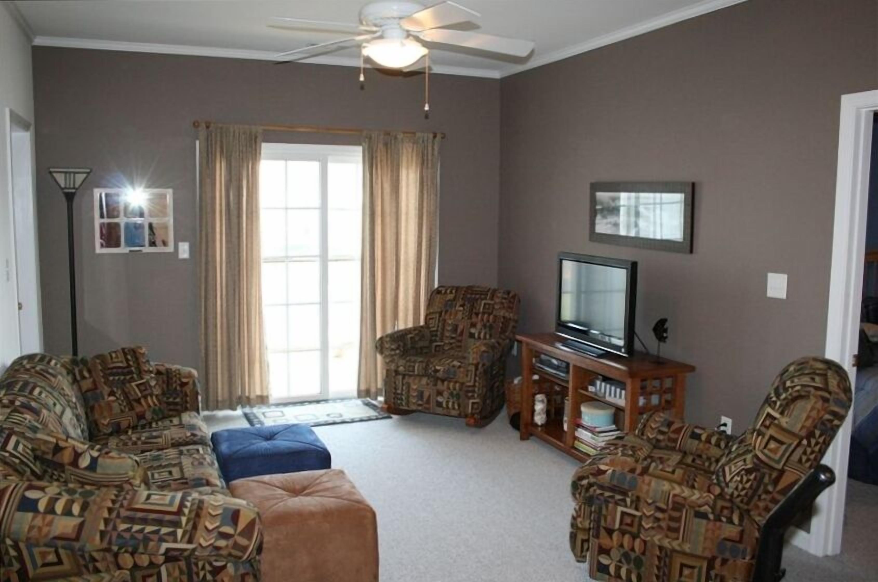 How Style & Low Rates - Close to the Beach and Shopping