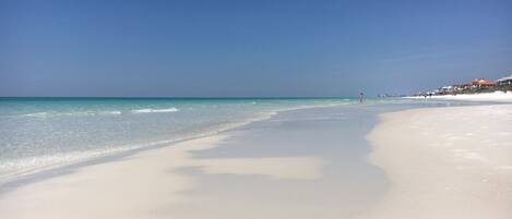 Una playa cerca, sillas reclinables de playa, toallas de playa