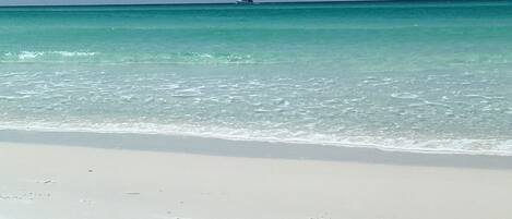 Ubicación cercana a la playa, tumbonas y toallas de playa