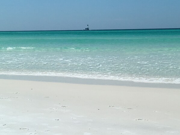 靠近海滩、沙滩椅、沙滩毛巾