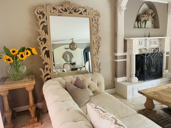 Smart TV, fireplace, books - Beautiful Spanish style home- Garden. Fremont, California.  (Fremont)