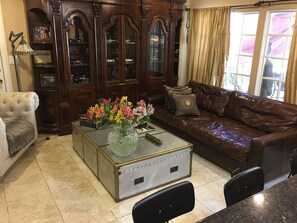 Smart-TV, Kamin, Bücher