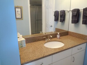 Combined shower/tub, hair dryer, towels