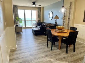 Smart TV, lettore DVD, tavolo da ping pong, libri