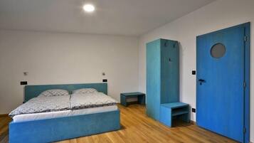 Blackout drapes, rollaway beds, free WiFi, bed sheets