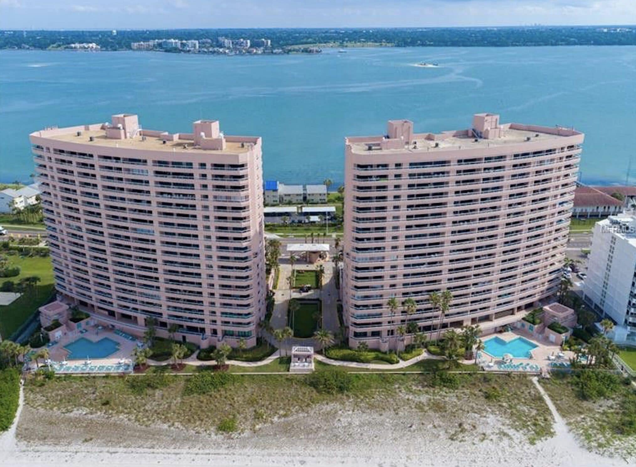 Clearwater Beachfront, Sand Key Crescent Beach-Club- Unique Modern Condo