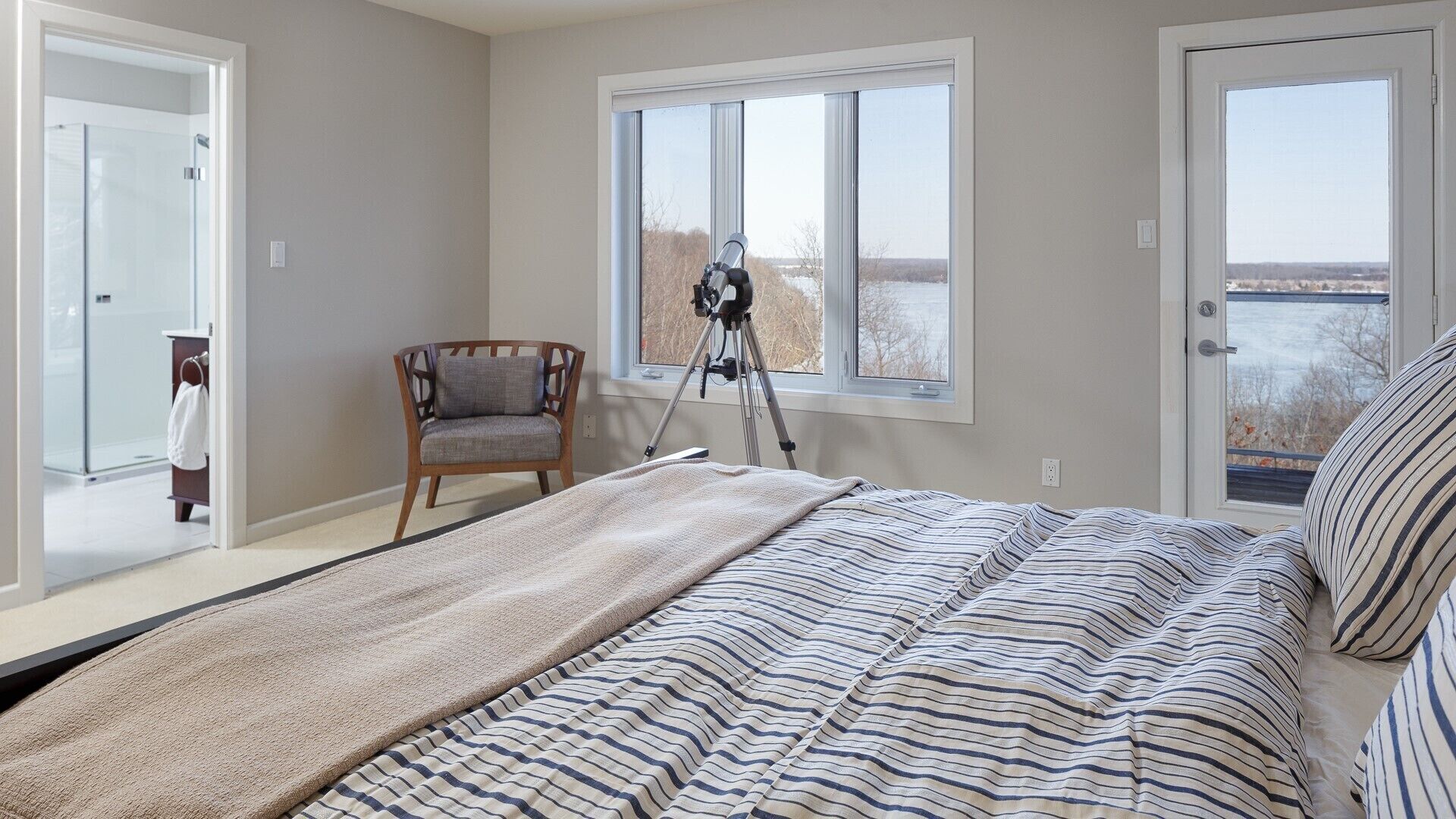 Peaceful Skies Lakehouse - 4BDRM Vacation Home over-looking Lake Ontario