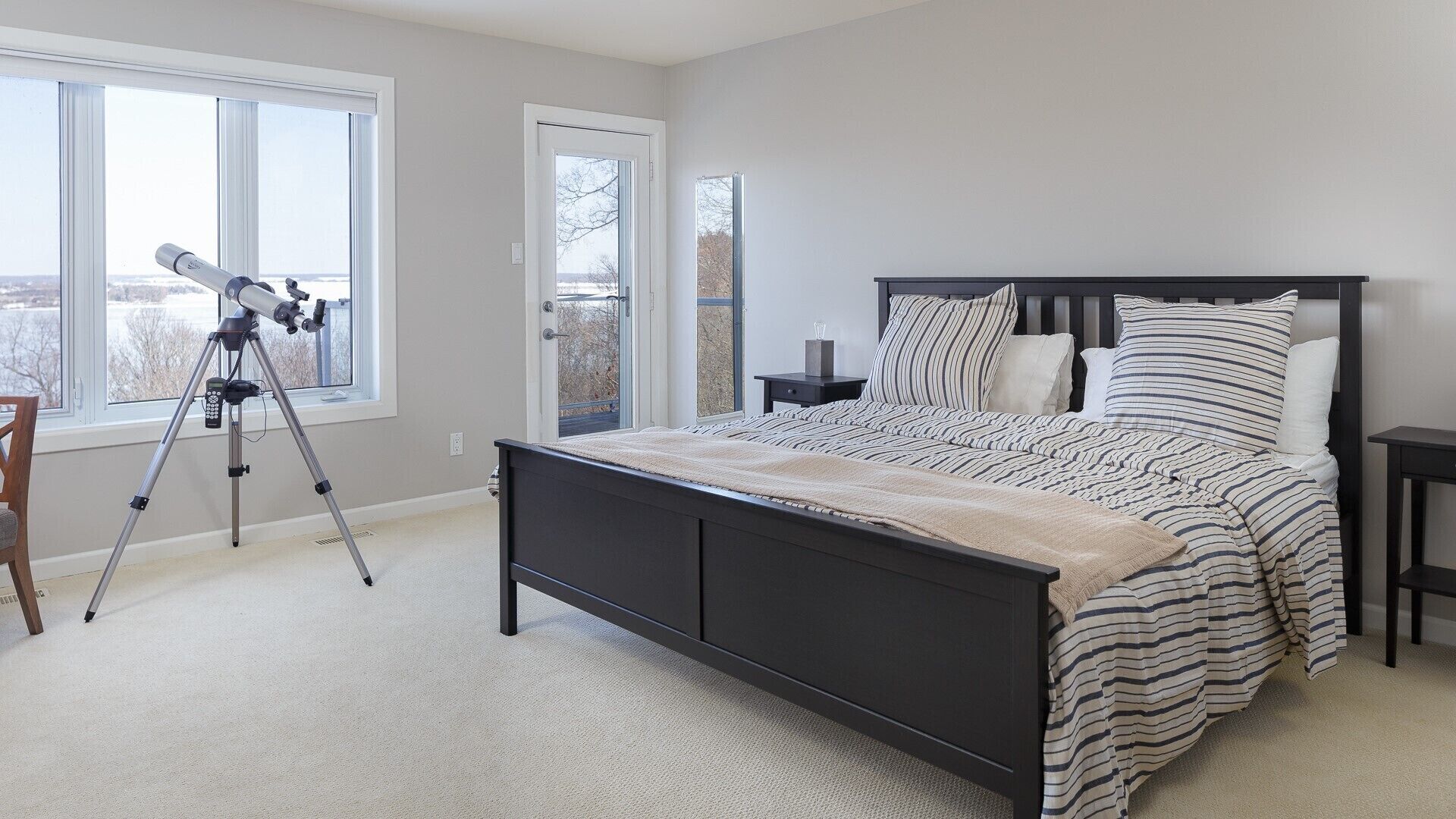 Peaceful Skies Lakehouse - 4BDRM Vacation Home over-looking Lake Ontario