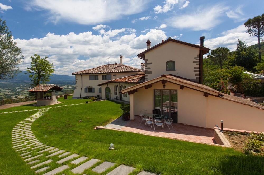 Luxury Villa with large pool close to Florence