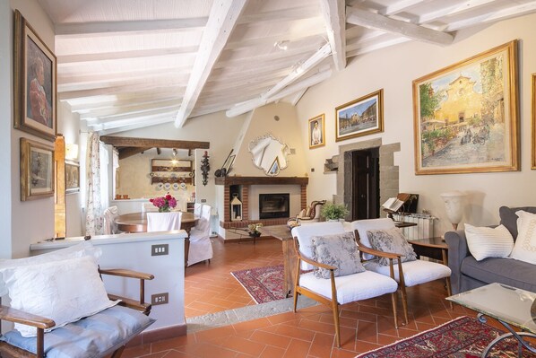 TV, fireplace, table tennis, books - Luxury Villa with large pool close to Florence (Rignano sull'Arno)