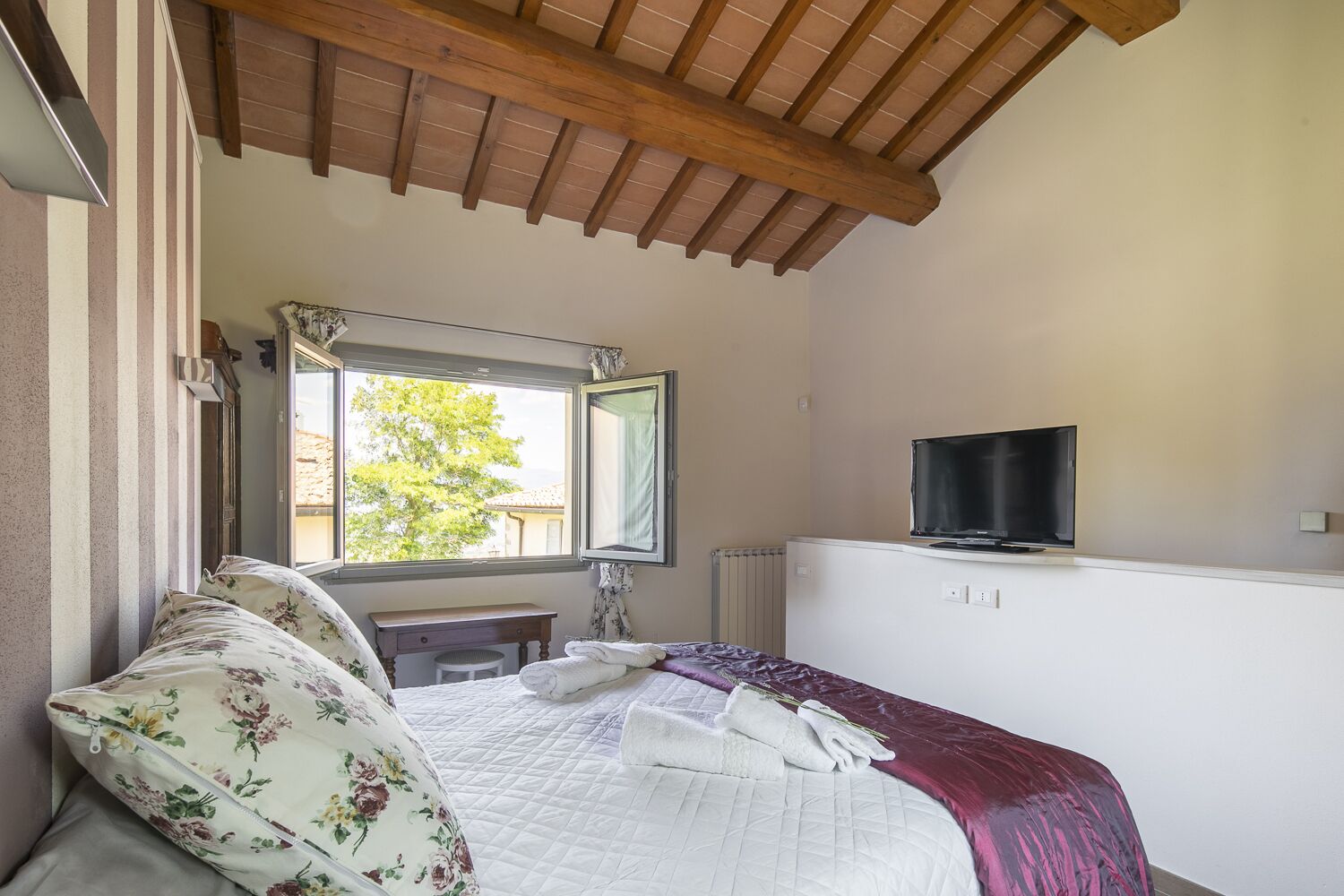 Luxury Villa with large pool close to Florence