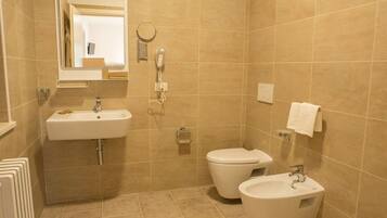 Dusche, Regendusche, Bidet, Handtücher