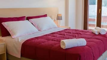 Quarto triplo, várias camas, para não fumantes | Frigobar, escrivaninha, quartos à prova de som, Wi-Fi de cortesia