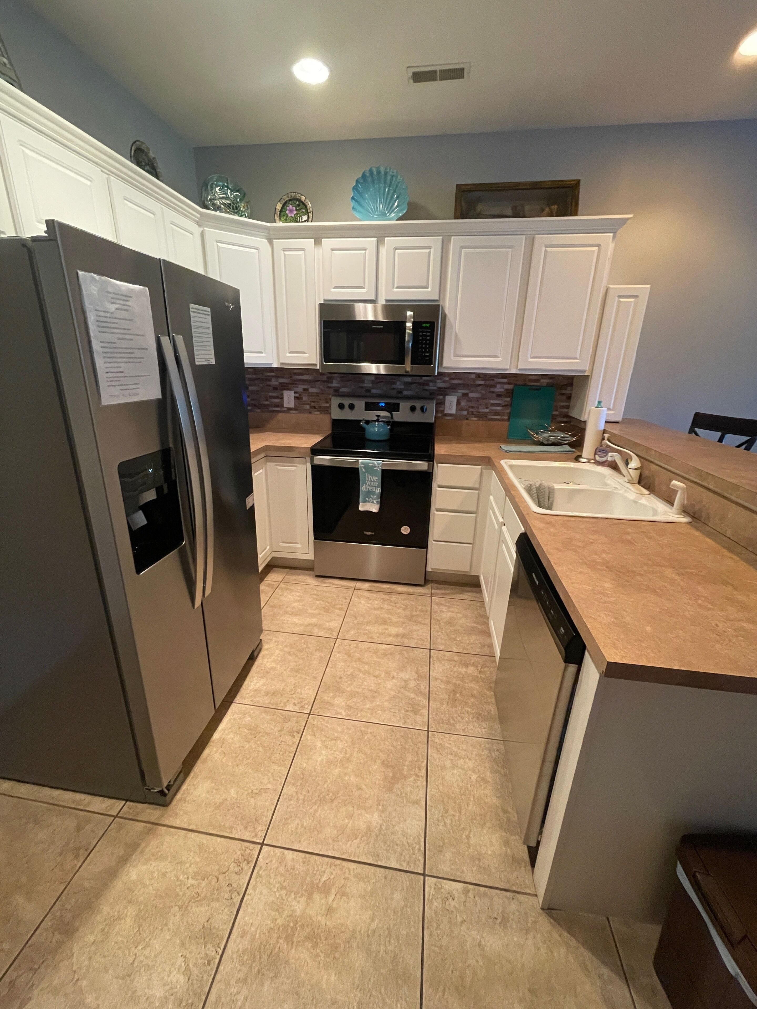 Freshly painted Condo! All new stainless steel kitchen appliances! No Steps! 