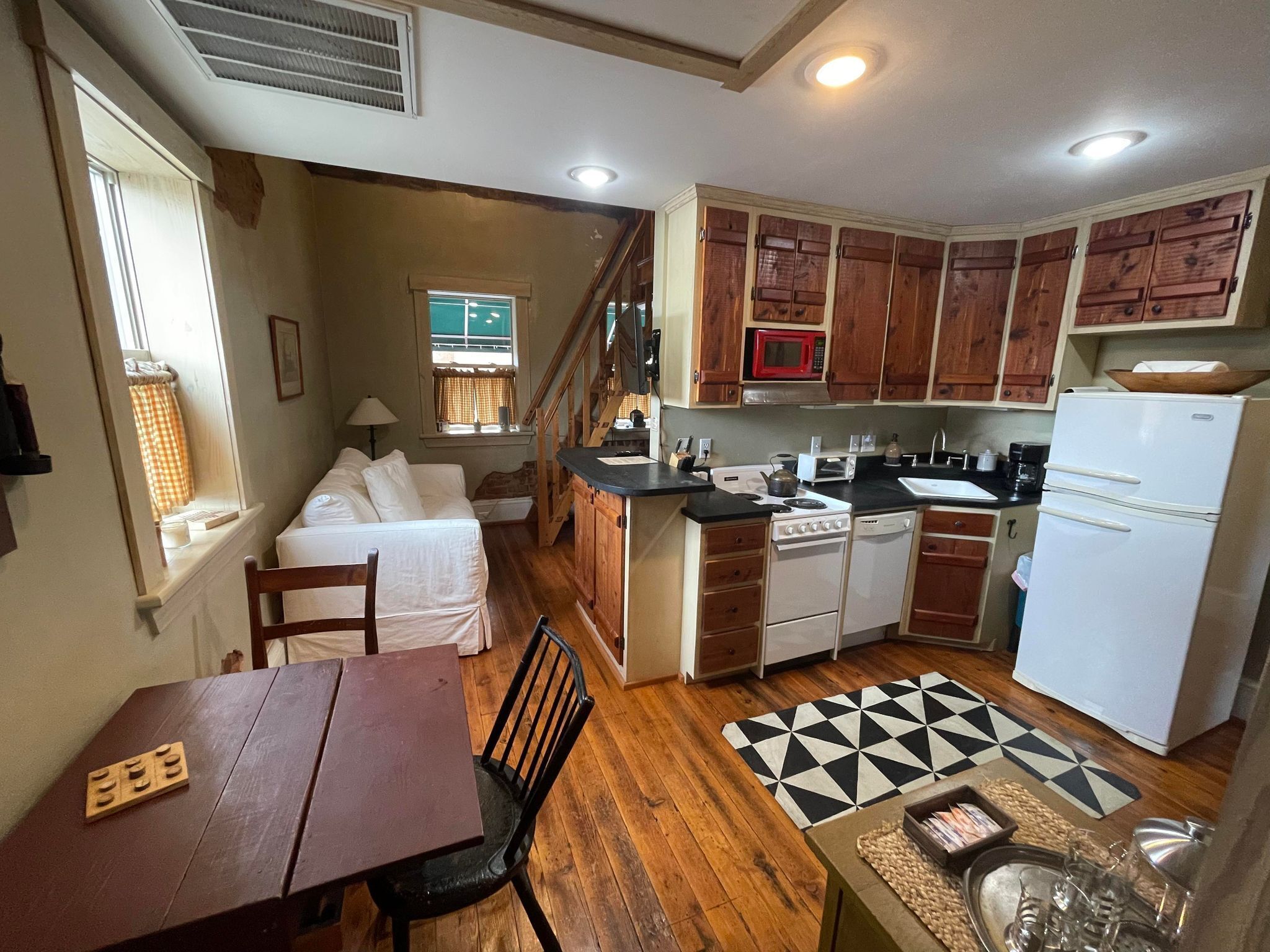 Réfrigérateur, four à micro-ondes, un four, surface de cuisson