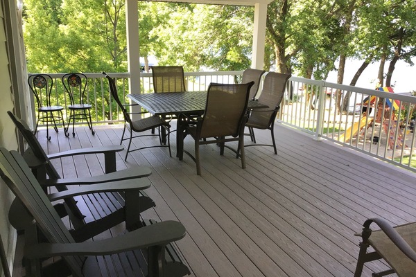 Covered deck-Perfect place to stay cool, eat and enjoy the sunset and lakeview!