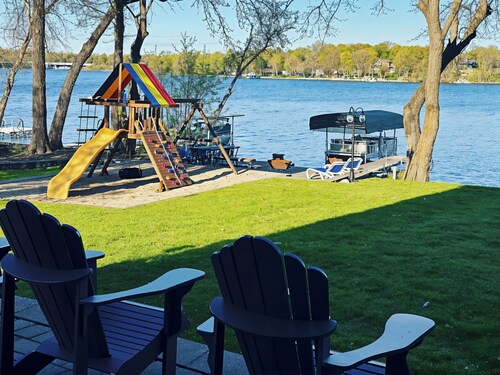 Delightful Lakeshore Cottage, Great Swim & Lakeside Amenities, +22 Foot Pontoon 