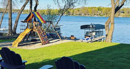 Delightful Lakeshore Cottage, Great Swim & Lakeside Amenities, +22 Foot Pontoon