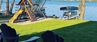 Delightful Lakeshore Cottage, Great Swim & Lakeside Amenities, +22 Foot Pontoon