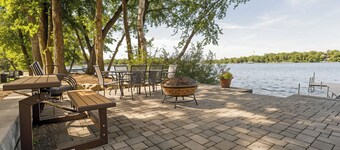 Delightful Lakeshore Cottage, Great Swim & Lakeside Amenities, +22 Foot Pontoon 