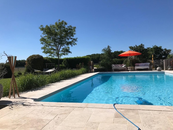 Piscina stagionale all'aperto, ombrelloni da piscina, lettini