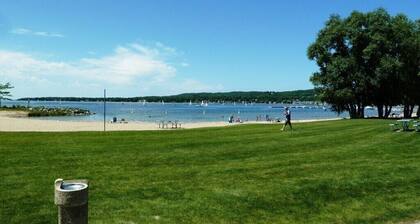Boyne City House, Family Friendly, free wi-fi, walk to Downtown and public beach