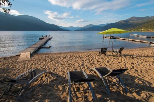 Beautiful lakefront home, beach, hot tub, fireplace perfect for your next getaway!!