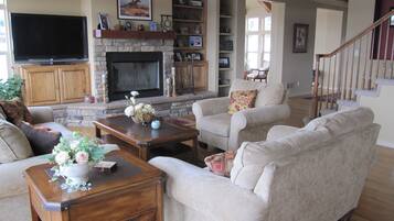 Smart TV, chimenea, reproductor de DVD y libros