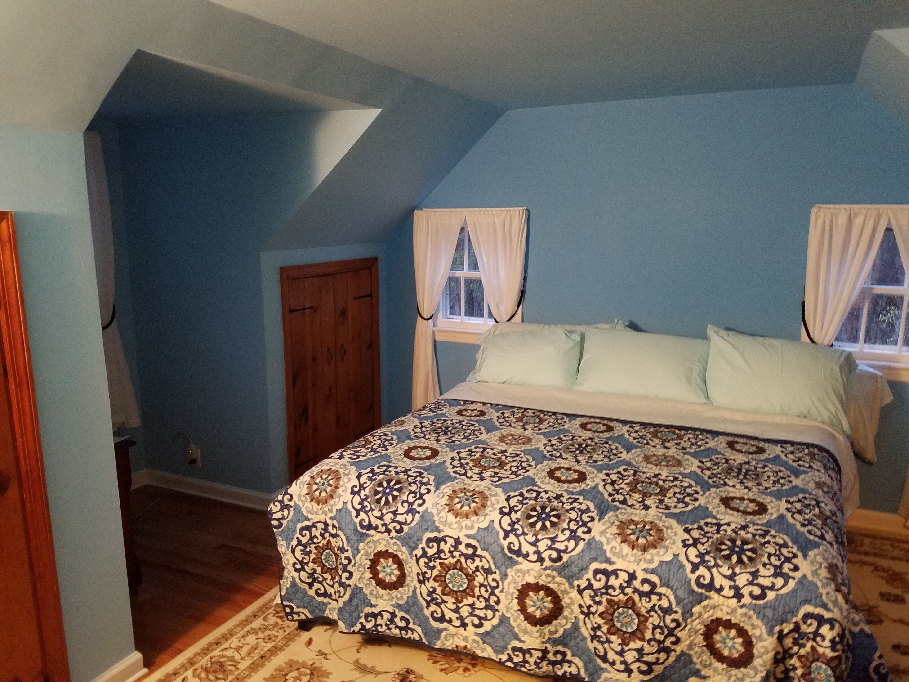 Country getaway with spectacular pond and mountain views