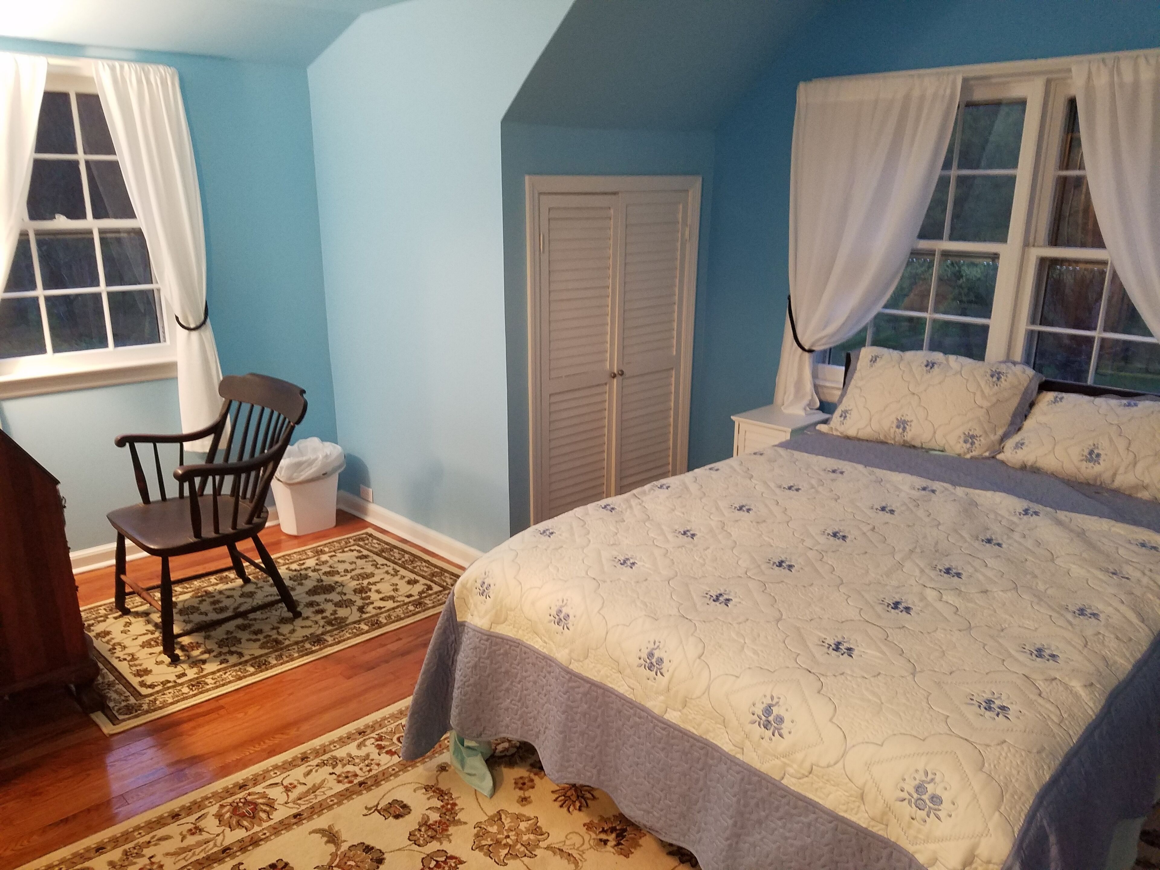 Country getaway with spectacular pond and mountain views