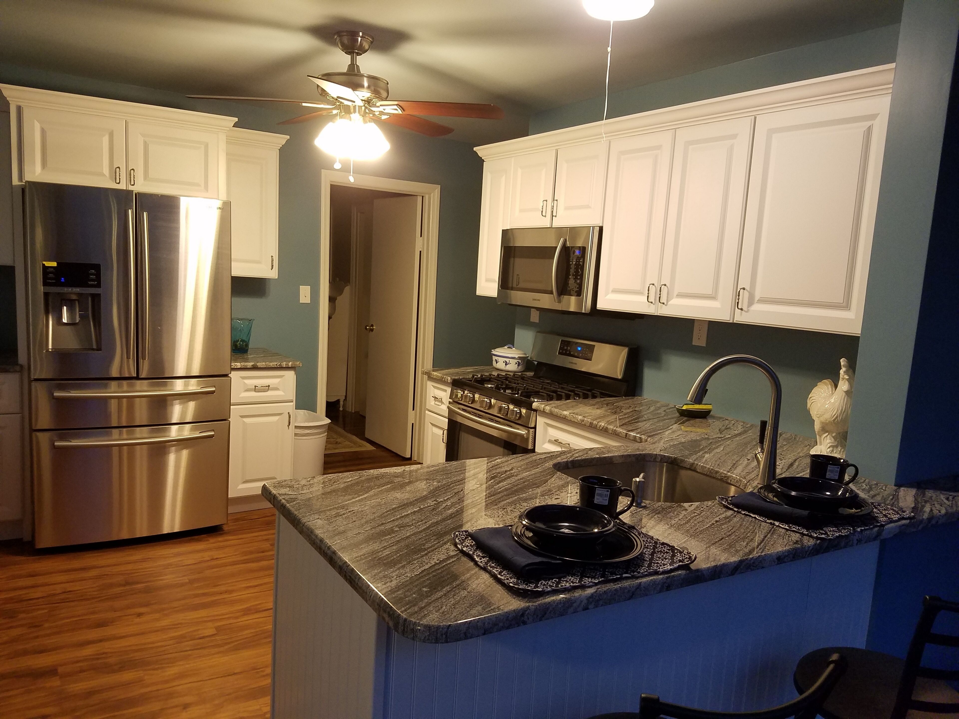 Country getaway with spectacular pond and mountain views