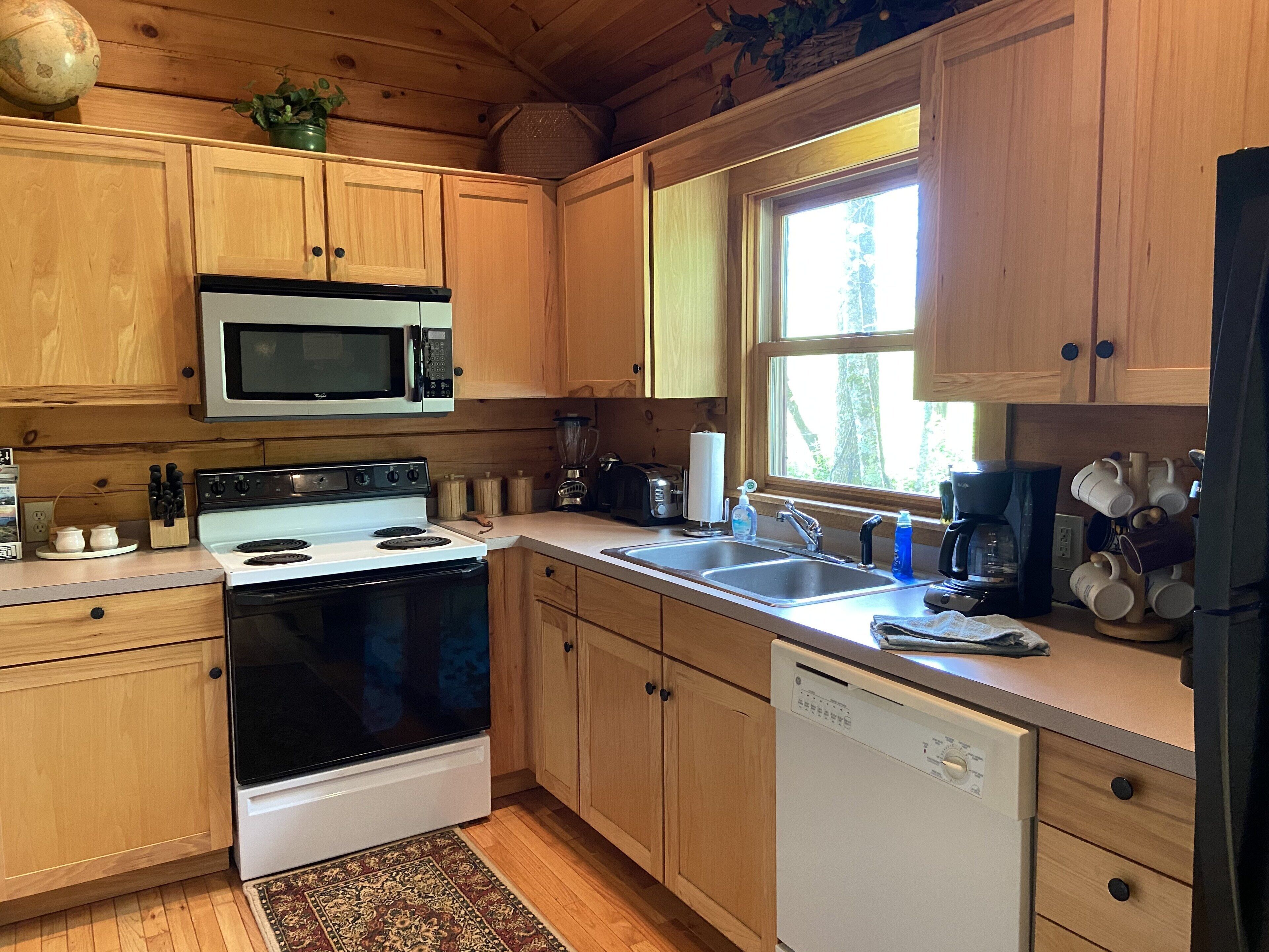 Fox Den is a cozy private log Cabin nestled alongside the Blue Ridge Parkway.