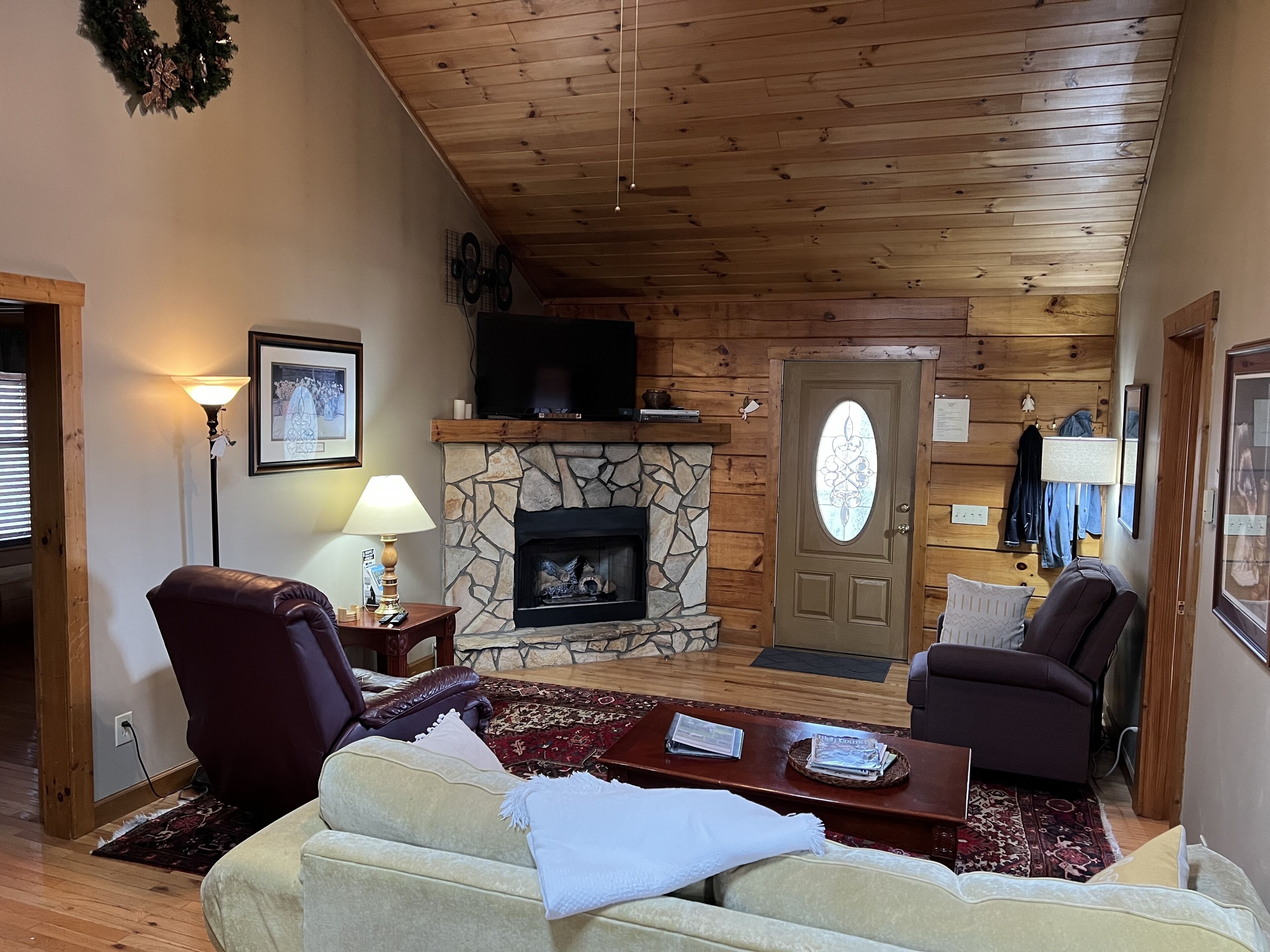 Fox Den is a cozy private log Cabin nestled alongside the Blue Ridge Parkway.