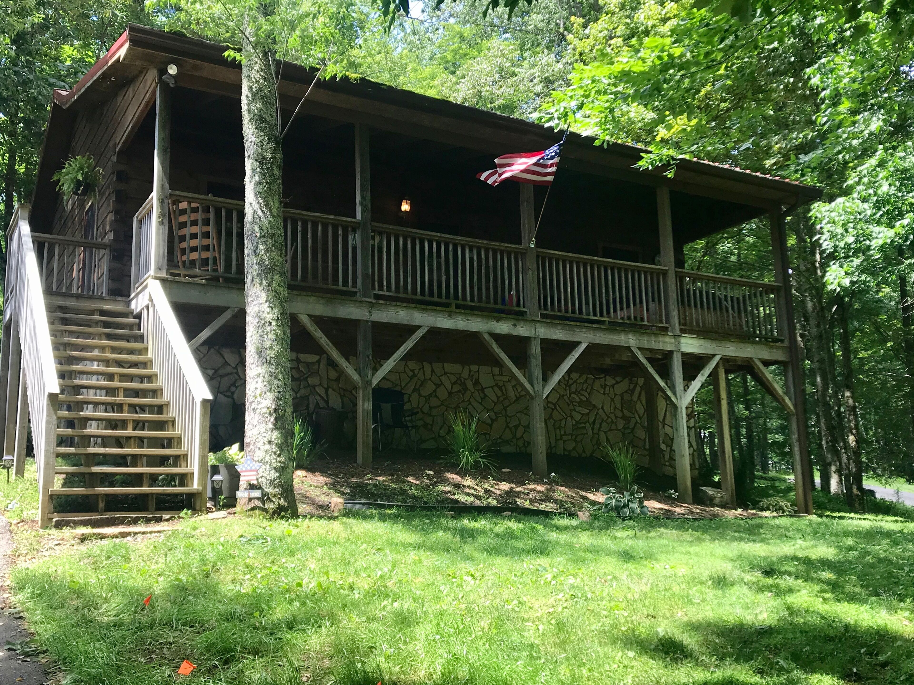 Fox Den is a cozy private log Cabin nestled alongside the Blue Ridge Parkway.