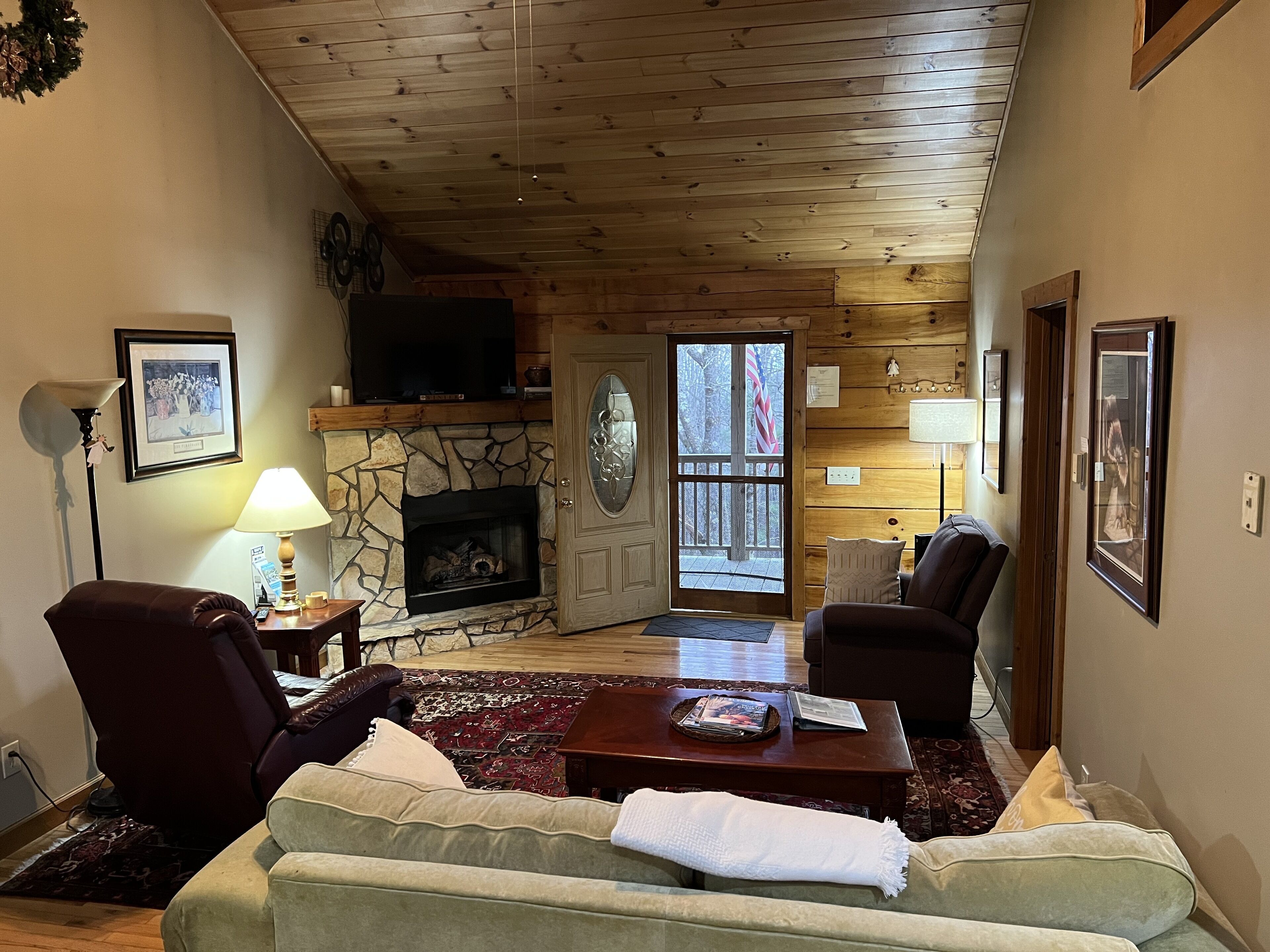 Fox Den is a cozy private log Cabin nestled alongside the Blue Ridge Parkway.
