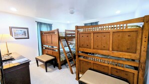 4 slaapkamers, een strijkplank/strijkijzer, gratis wifi, beddengoed