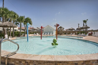Spectacular & Affordable Upscale 3 Bed TH, sleeps 8, Resort H/Pool, Specials