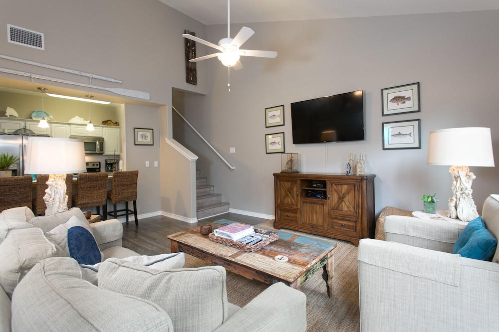 Spectacular & Affordable Upscale 3 Bed TH, sleeps 8, Resort H/Pool, Specials