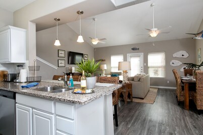 Spectacular & Affordable Upscale 3 Bed TH, sleeps 8, Resort H/Pool, Specials