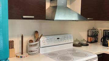 Microondas, cafetera y tetera, licuadora y utensilios de cocina