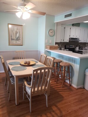 Dining -  65% Off Fall & Winter Monthly Rentals. 3 BR, King (Myrtle Beach)