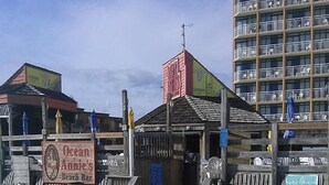 Un bâtiment situé en bord de mer, avec une enseigne indiquant « Ocean's Bar ».