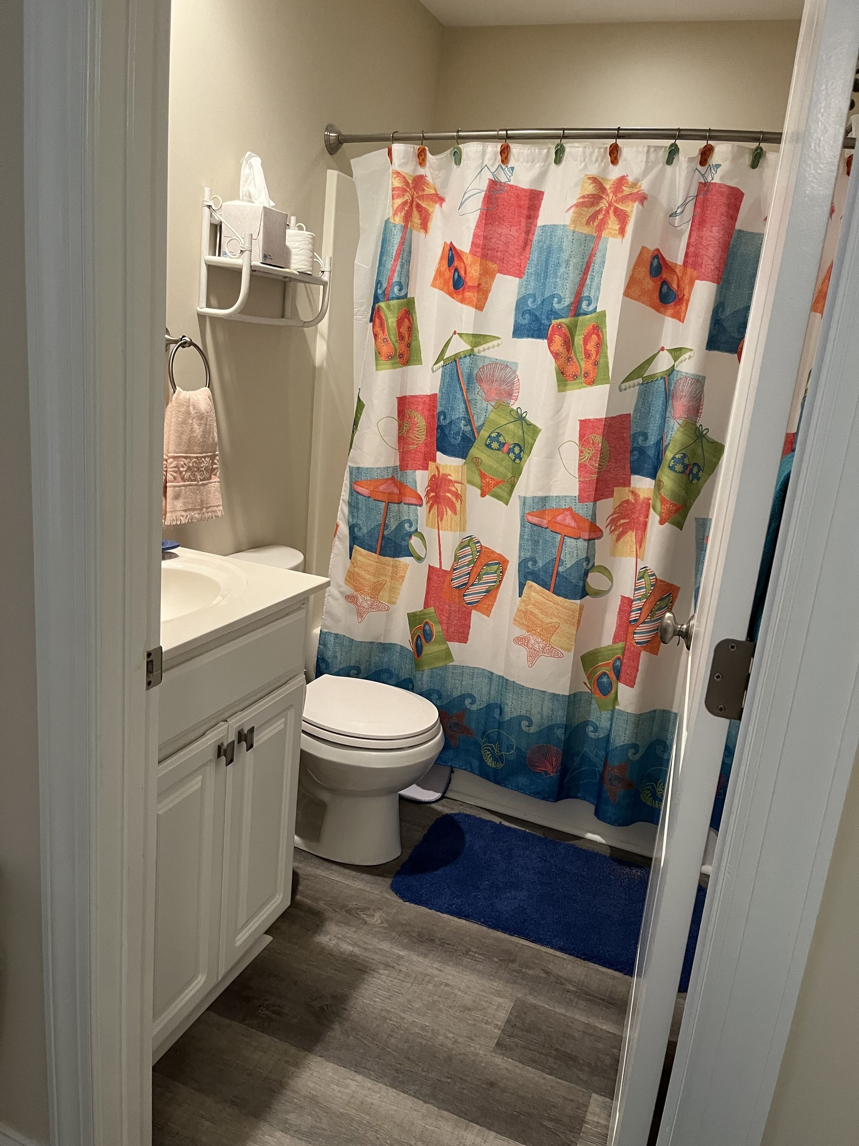 Private Spacious 1 Bedroom Apartment-0.6 Mile Walk To Beach