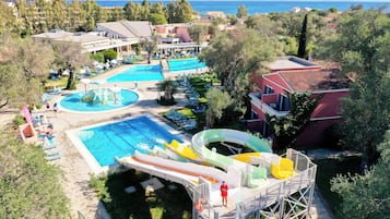 3 kolam renang terbuka, payung kolam, kerusi lepak pantai