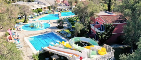 3 outdoor pools, open 10:00 AM to 7:00 PM, pool umbrellas, pool loungers