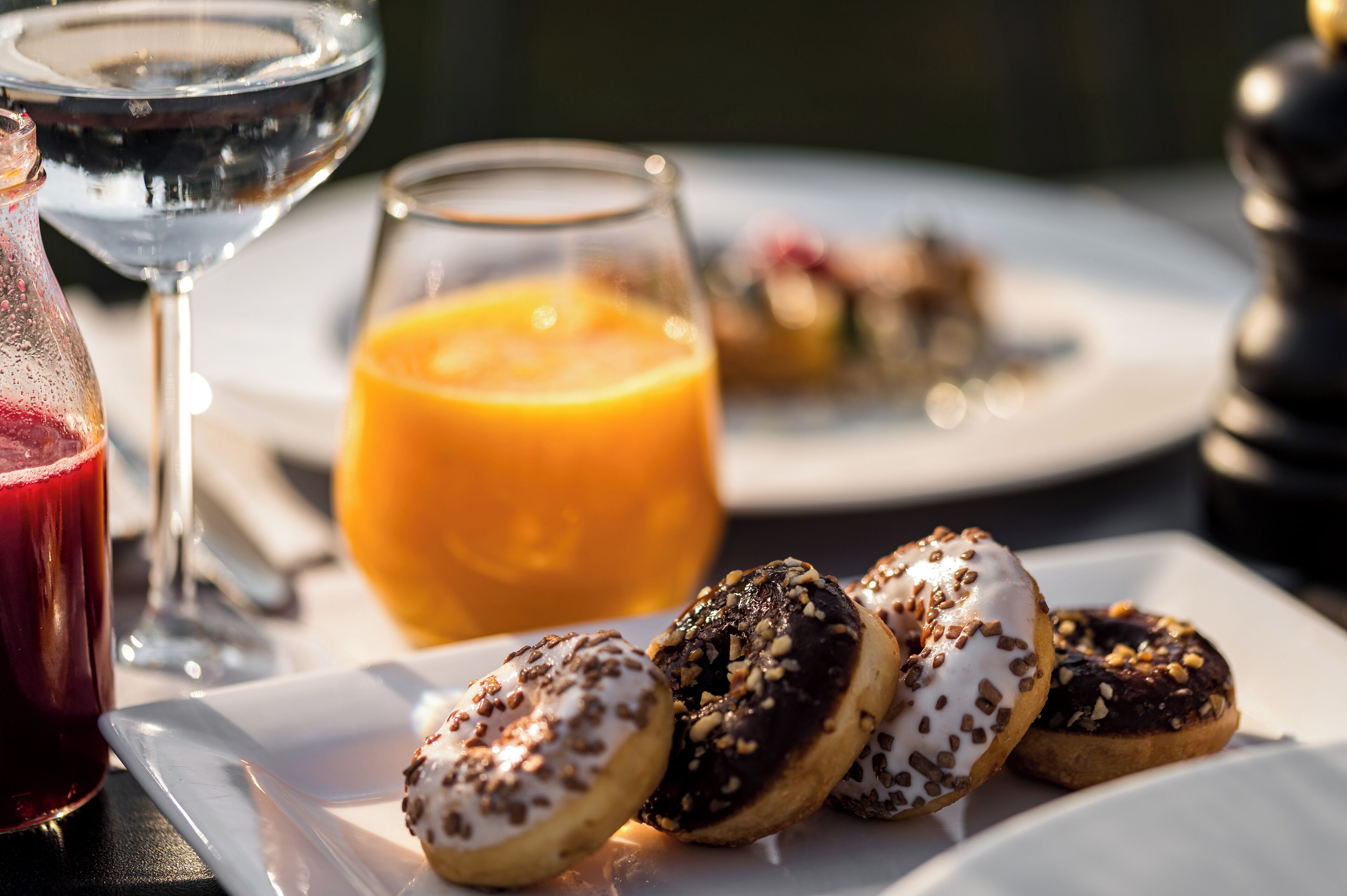 Colazione con dolci e bevande su un tavolo.