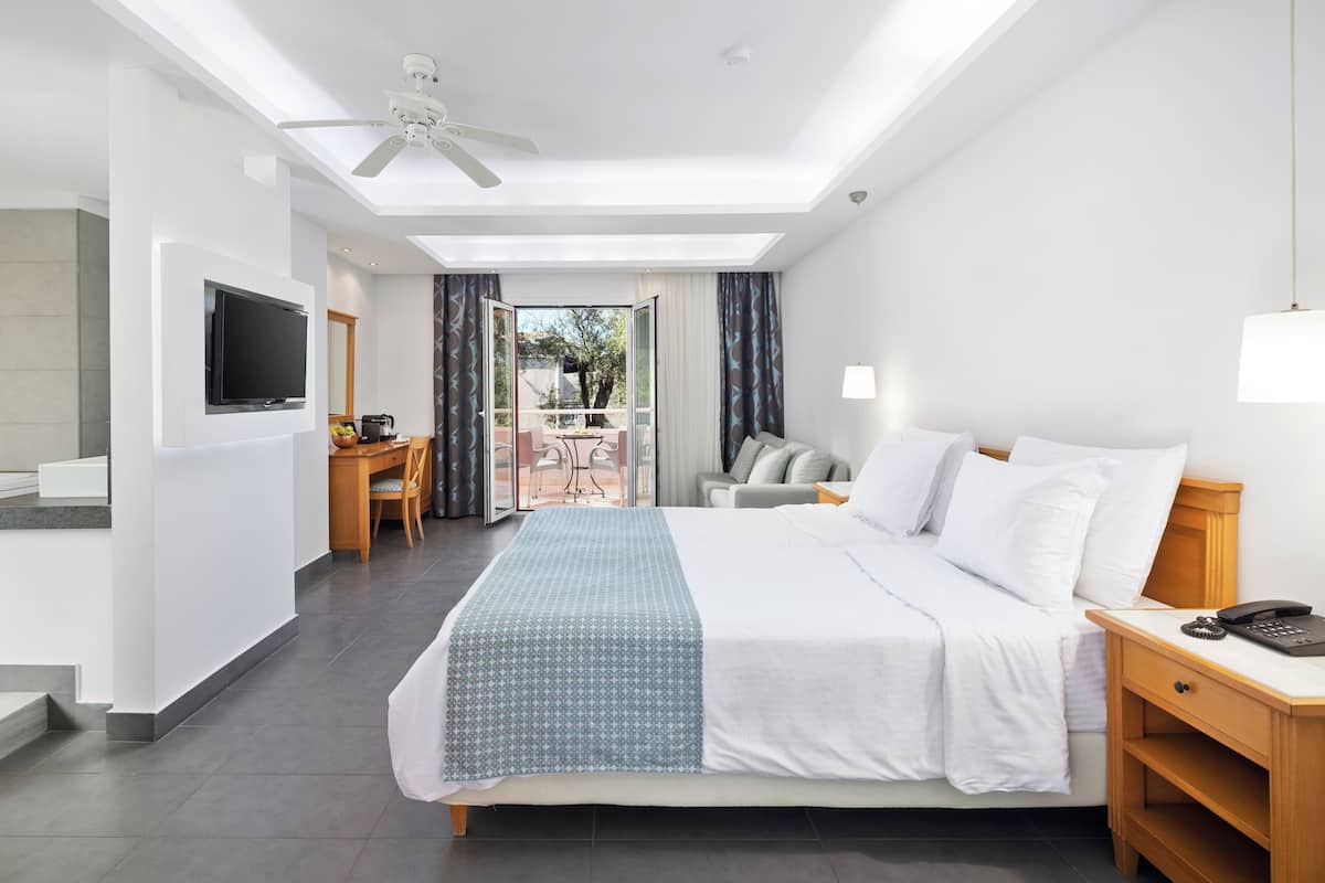 Junior Suite | 1 bedroom, premium bedding, in-room safe, desk